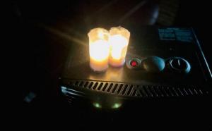 velas encendidas sobre una estufa de gas en una vivienda que sufre cortes de luz, pese a pagar los recibos.