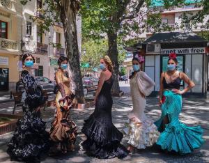 Un grupo de jóvenes vestidas de flamenca, este martes, en la Plaza de la Mariana.