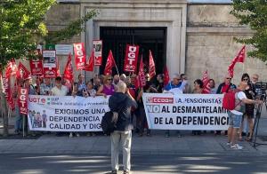 Concentración sindical en la puerta de la sede de la Junta. 