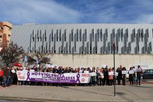 Concentración a las puertas de la sede sindical.