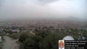 Imagen del cielo de Granada, cubierto de calima, captada por la cámara del área de Medio Ambiente del Ayuntamiento.