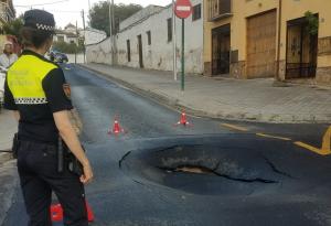 Foto, difundida por la Policía Local de Granada a través de twitter, del socavón en el Camino de San Antonio, en el Albaicín.