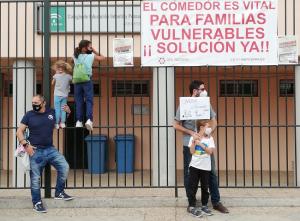 Acción de protesta de las familias, que rodean sus coles para exigir el servicio.
