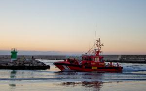 La Salvamar Spica a su llegada esta mañana al Puerto de Motril.