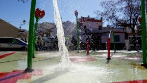 El parque cuenta con surtidores de agua de diversos tamaños y colores. 