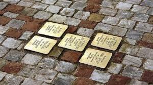 Detalle de las 'piedras de la memoria' con las que se homenajea a las víctimas de los campos nazi.