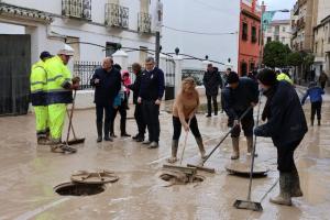 El alcalde junto al subdelegado del Gobierno, con operarios y vecinos en tareas de limpieza.