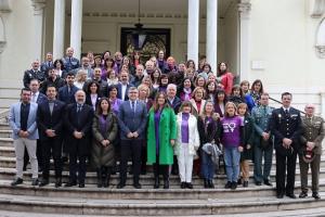 Foto de familia de los asistentes al acto en la Subdelegación del Gobierno.