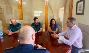 La subdelegada, en la reunión con el alcalde, la Guardia Civil y Policía Local de Íllora.