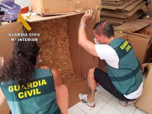 Agentes de la Guardia Civil muestran parte del tabaco intervenido.