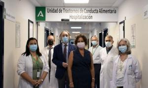 Visita de responsables de la Junta a la creada zona de hospitalización. 