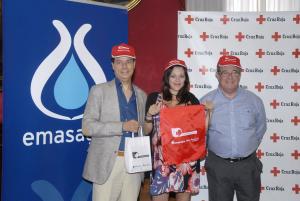 Jemi Sánchez, junto a representantes de Emasagra y Cruz Roja.