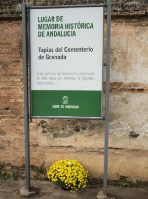 Cartel que señala la tapia del cementerio como Lugar de Memoria Histórica. 