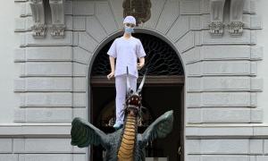 La Tarasca ha salido a la Plaza del Carmen vestida de sanitaria. 