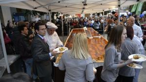 Reparto de la gran tarta de piononos en la Plaza del Carmen, en la que ha colaborado el alcalde.