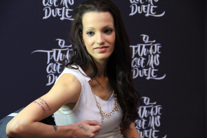 Amanda Silva muestra uno de sus tatuajes.
