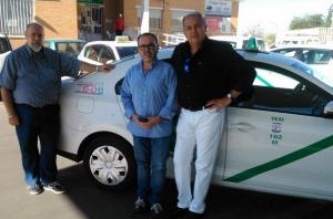 Un taxi con el adhesivo de la manifestación del 15O.