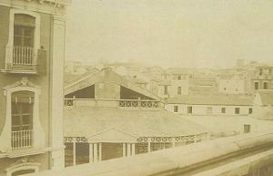 Teatro Alhambra hacia 1910-20, entre la Placeta del Lavadero y el Salón. Los balcones de la izquierda se corresponden con el actual bloque número 6 del Paseo. Al fondo, derecha, aparece la silueta de la torre de la Catedral.