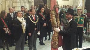 El concejal del PP Antonio Granados ha sido el encargado de tremolar el Pendón en la Capilla Real.