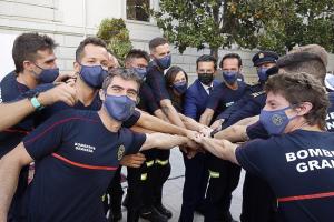 Algunos de los bomberos celebran con el alcalde su toma de posesión.