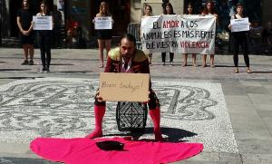 'Busco trabajo', se leía en el cartel que portaba el activista vestido de torero.