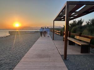 Pasarela, pérgola y banco instalados en Torrenueva.  