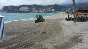 Trabajos de limpieza y acondicionamiento de la playa en La Herradura. 