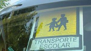 Uno de los buses no llevaba la señal de transporte escolar. 