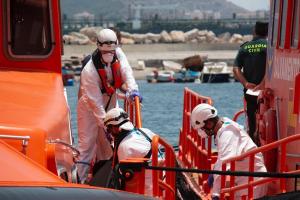 Efectivos de Salvamento Marítimo que han rescatado el cuerpo, a su llegada al Puerto de Motril.