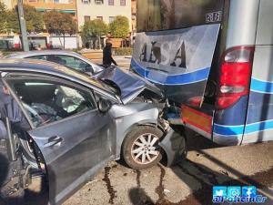 El turismo se ha empotrado contra el autobús. 