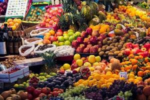 Bodegón de frutas en un mercado.
