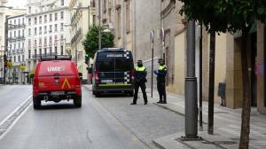 Imagen de una patrulla de la Policía Local junto a efectivos de la UME.