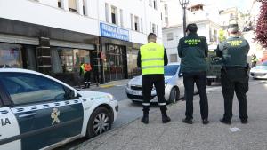 La UME, en la imagen junto a agentes de la Guardia Civil, en nuevas tareas de desinfección en la provincia de Granada.