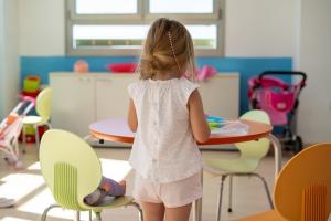 Una preescolar, en el aula hospitalaria del Virgen de las Nieves.