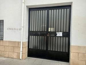 Acceso a las urgencias del centro de salud de Padul. 