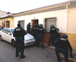 Los agentes de la Guardia Civil en el registro en Atarfe, donde vivía el cabecilla.