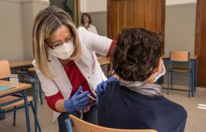 Un menor recibe la vacuna covid en Granada. 
