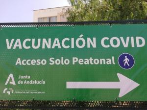 Cartel informativo del punto de vacunación en el Parque Norte de Bomberos de Granada. 