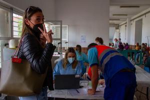 Una docente, en febrero pasado, en el inicio de la vacunación para este colectivo