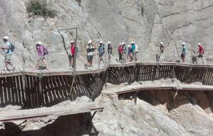 Vecinos de Cúllar Vega, en el Caminito del Rey.