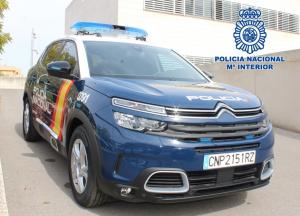 Vehículo policial saliendo de comisaría. 