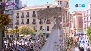 La mecha cayó sobre la parte trasera derecha del manto.