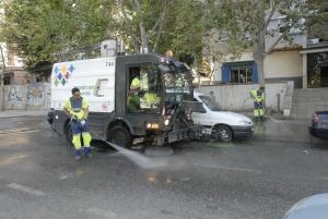 Operarios de la Brigada de Limpieza Integral, este lunes en la Zona Norte.