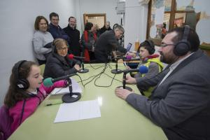 La consejera, en un programa de radio escolar en Granada.