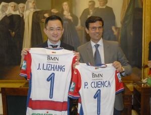 Cuenca y Lizhang muestran camisetas con sus nombres. 