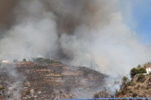 La gran humareda del incendio, en el que hubo desalojos y dos heridos.