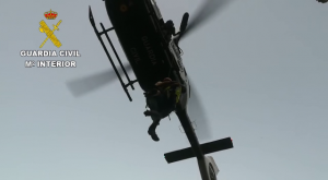 Rescate en helicóptero de uno de los senderistas. 