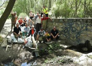 Voluntarios, con bolsas de residuos, en la Fuente de la Pita. 