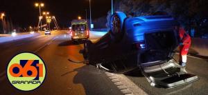 Uno de los vehículos implicado en el accidente quedó volcado en la Circunvalación, a la altura de Méndez Núñez. 