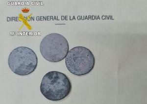 Monedas de la época de los Reyes Católicos recuperadas.